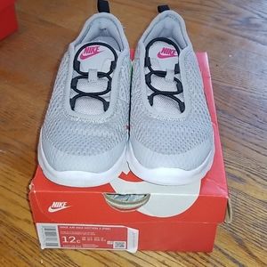 Nike Motion 2 sneakers